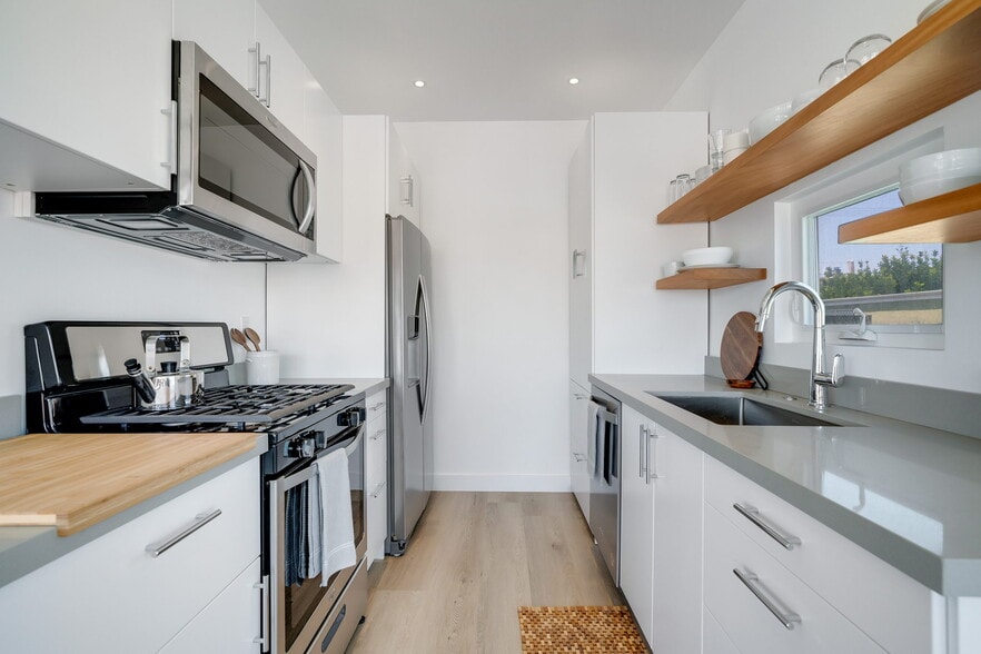 2602 Pacific Ave, Venice, CA for sale - Interior Photo - Image 3 of 49