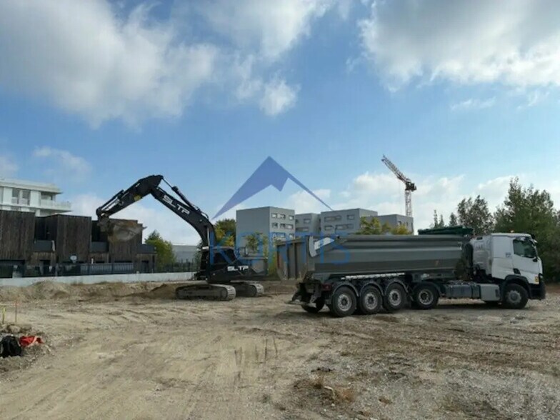 Retail in Vaulx-en-Velin for lease - Building Photo - Image 2 of 7