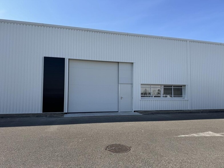 Flex in Reyrieux for lease - Building Photo - Image 1 of 5