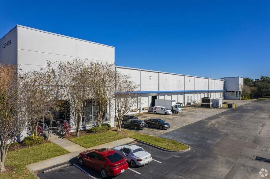 8600-8655 Elm Fair Blvd, Tampa, FL à louer - Photo du bâtiment - Image 3 de 4
