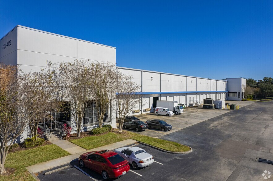 8600-8655 Elm Fair Blvd, Tampa, FL à louer - Photo du bâtiment - Image 2 de 3