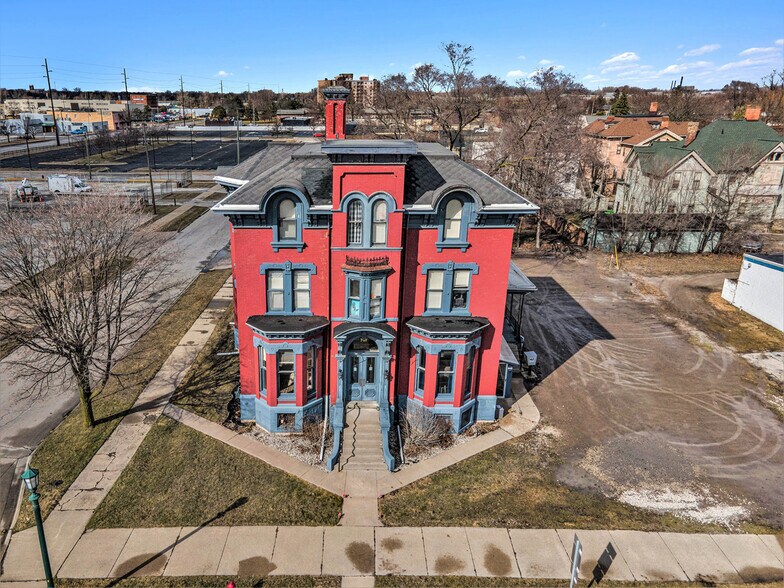 701 Center Ave, Bay City, MI à vendre - Photo du bâtiment - Image 3 de 53