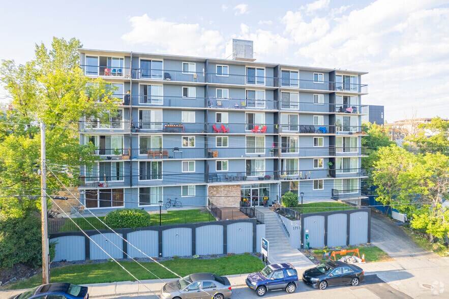 1711 25th Ave SW, Calgary, AB à vendre - Photo du bâtiment - Image 2 de 7