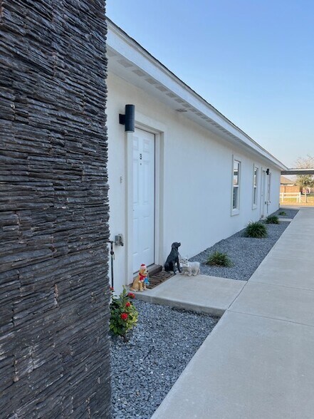 7 Fourplexes - Stonebriar portefeuille de 7 propriétés à vendre sur LoopNet.ca - Photo du bâtiment - Image 3 de 8