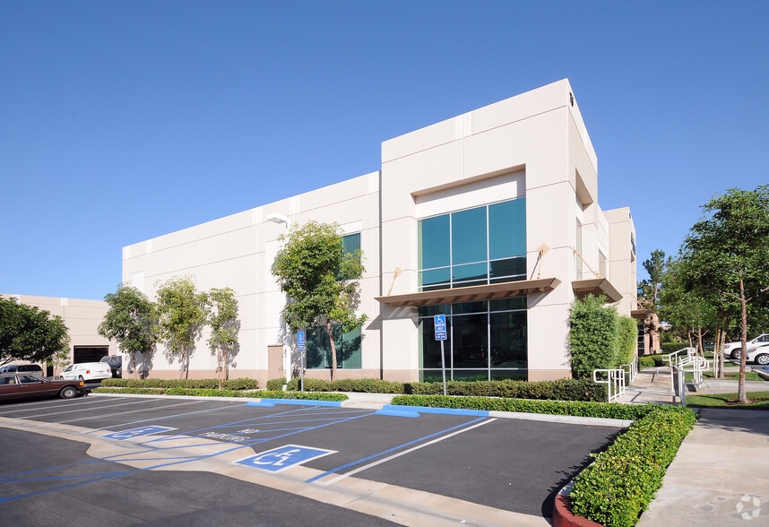 73 Bunsen, Irvine, CA à louer - Photo du bâtiment - Image 3 de 20