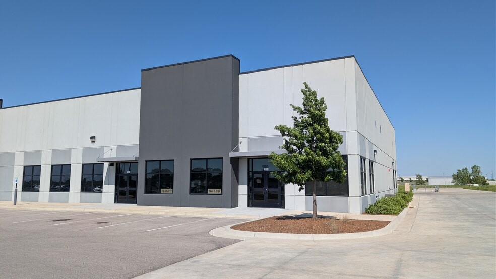 5220 N Webb Rd, Bel Aire, KS for lease - Building Photo - Image 1 of 7