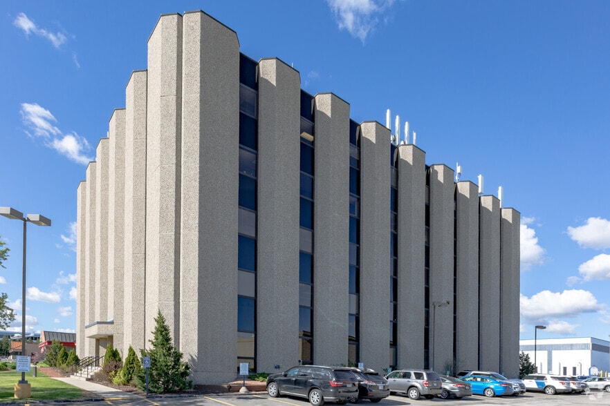 4915 S Howell Ave, Milwaukee, WI à louer - Photo du bâtiment - Image 2 de 4