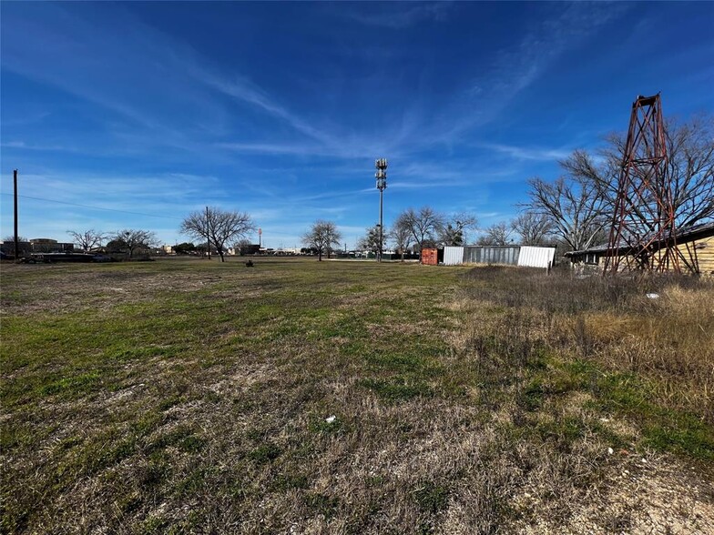 1405 S Commerce St, Lockhart, TX for lease - Building Photo - Image 3 of 8