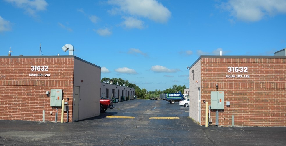 31632 N Ellis Dr, Volo, IL for lease - Building Photo - Image 3 of 6