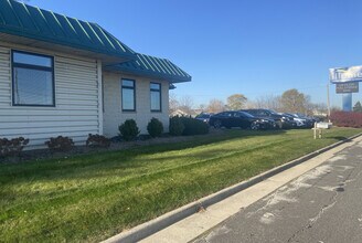 N86W14041 Beacon St, Menomonee Falls, WI for lease Building Photo- Image 2 of 8
