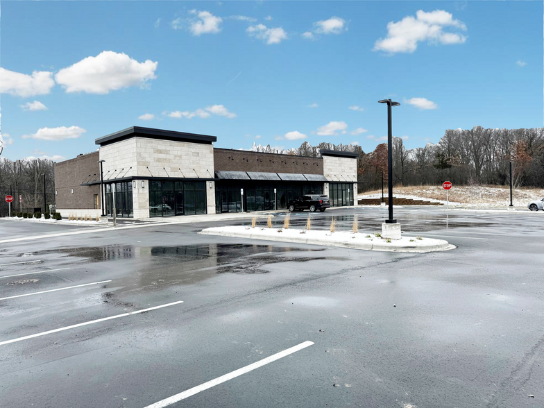 7935 W Maple Rd, West Bloomfield, MI for lease - Building Photo - Image 1 of 1