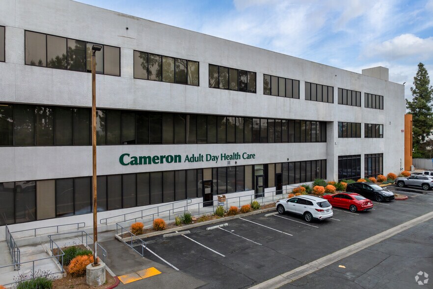 1515 W Cameron Ave, West Covina, CA à vendre - Photo du bâtiment - Image 2 de 9