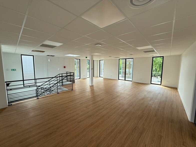 Flex in Courtry for lease - Interior Photo - Image 3 of 4