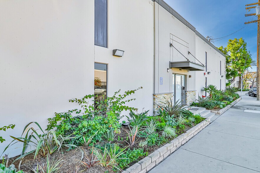 11166 Gault St, North Hollywood, CA à louer - Photo du bâtiment - Image 2 de 11