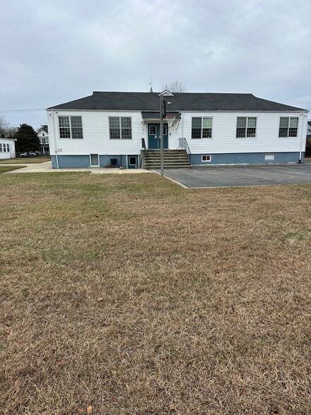 37 Rollstone Ave, West Sayville, NY à vendre - Photo du bâtiment - Image 3 de 6