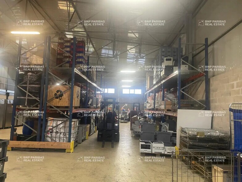 Office in Vitrolles for lease - Interior Photo - Image 2 of 13