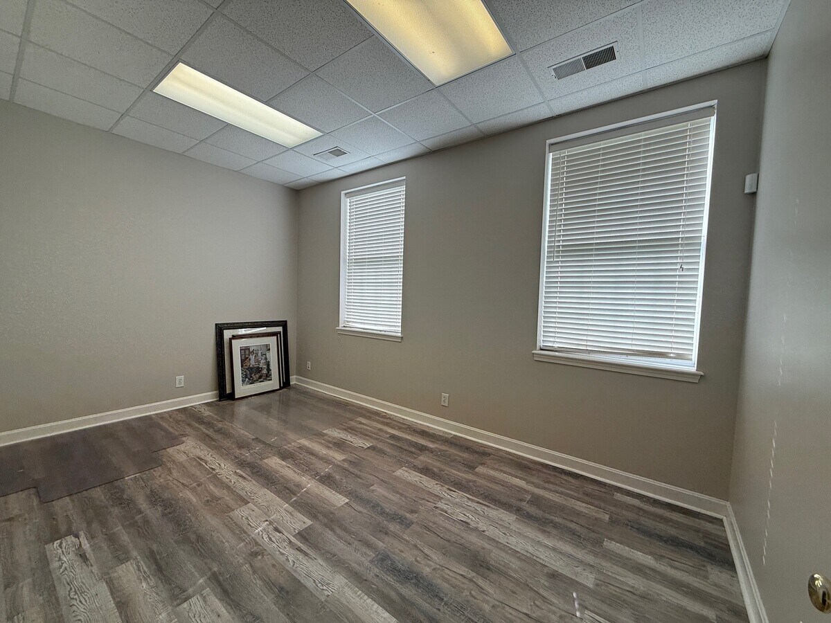 12305 Westport rd, La Grange, KY 40031 - Unit 130 - - Interior Photo - Image 2 of 6