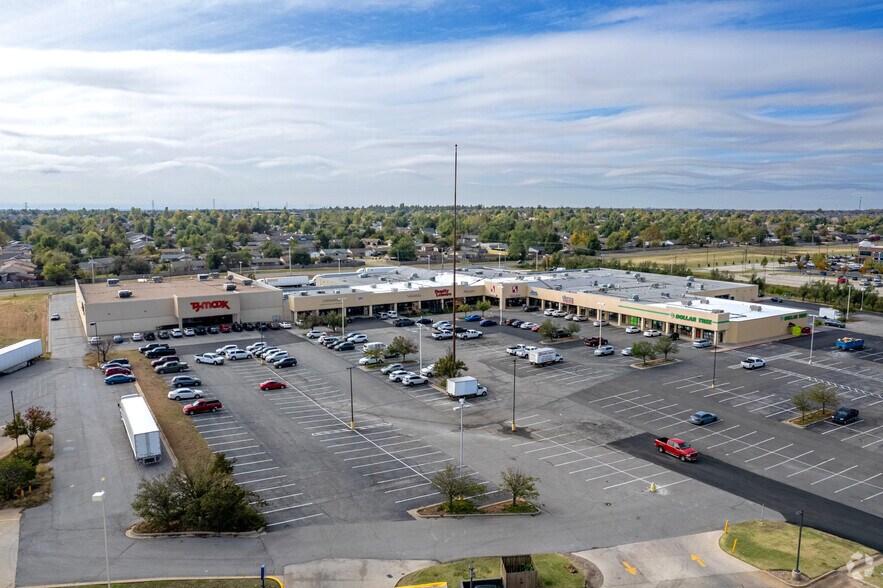 8320-8402 NW Expressway St, Oklahoma City, OK for lease - Building Photo - Image 2 of 10