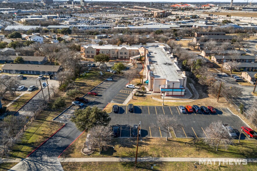 8307 Gault Ln, San Antonio, TX à vendre - Photo du bâtiment - Image 1 de 3