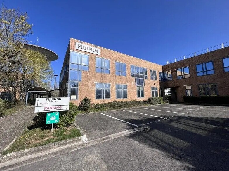 Local d'activités dans Montigny-le-Bretonneux à vendre - Photo du bâtiment - Image 3 de 5