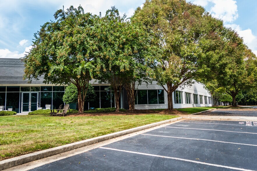 11560 Great Oaks Way, Alpharetta, GA à louer - Photo du bâtiment - Image 3 de 23