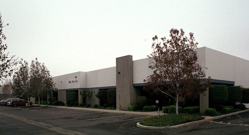 4051 E La Palma Ave, Anaheim, CA à louer - Photo du bâtiment - Image 3 de 5