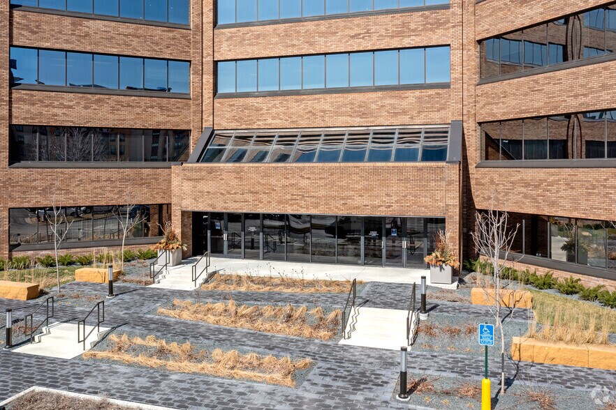 5353 Wayzata Blvd, Saint Louis Park, MN à louer - Photo du bâtiment - Image 3 de 10