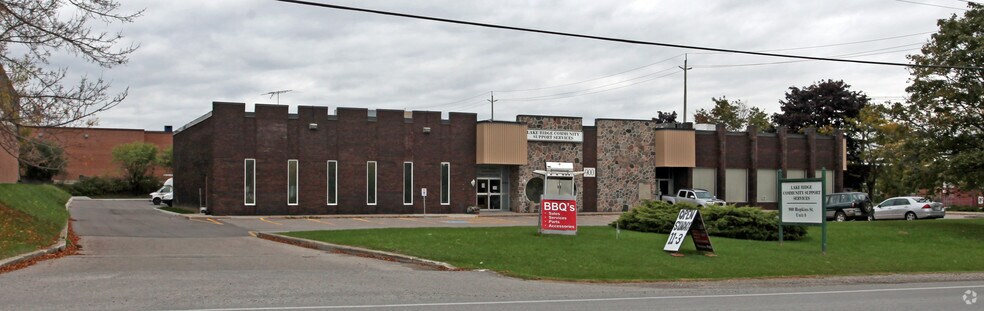 900 Hopkins St, Whitby, ON à vendre - Photo principale - Image 1 de 1