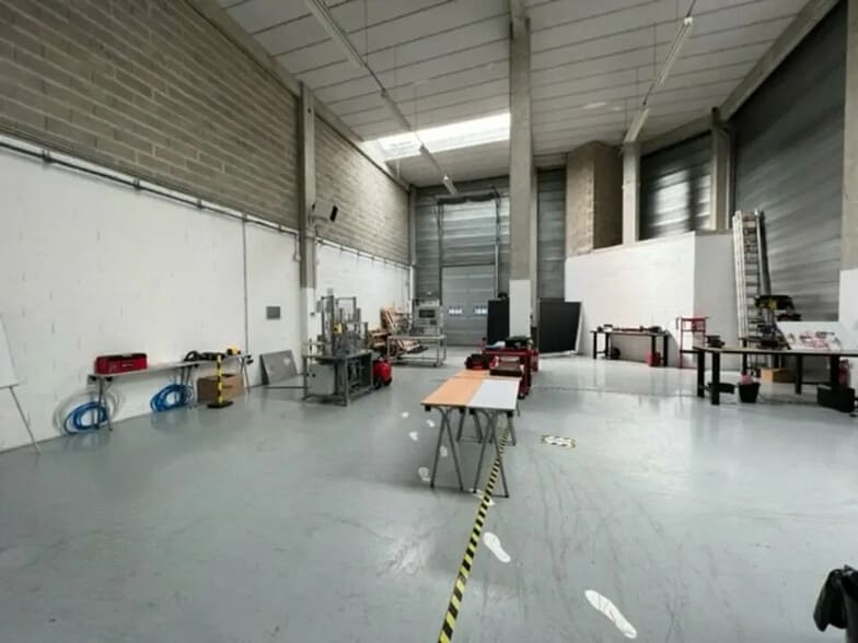 Flex in Émerainville for lease - Interior Photo - Image 3 of 7