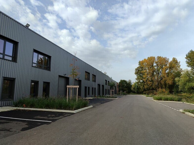 Local d'activités dans Bourgoin-Jallieu à vendre - Photo du bâtiment - Image 2 de 12