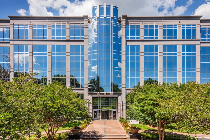 2730 W Tyvola Rd, Charlotte, NC à louer - Photo du bâtiment - Image 2 de 4