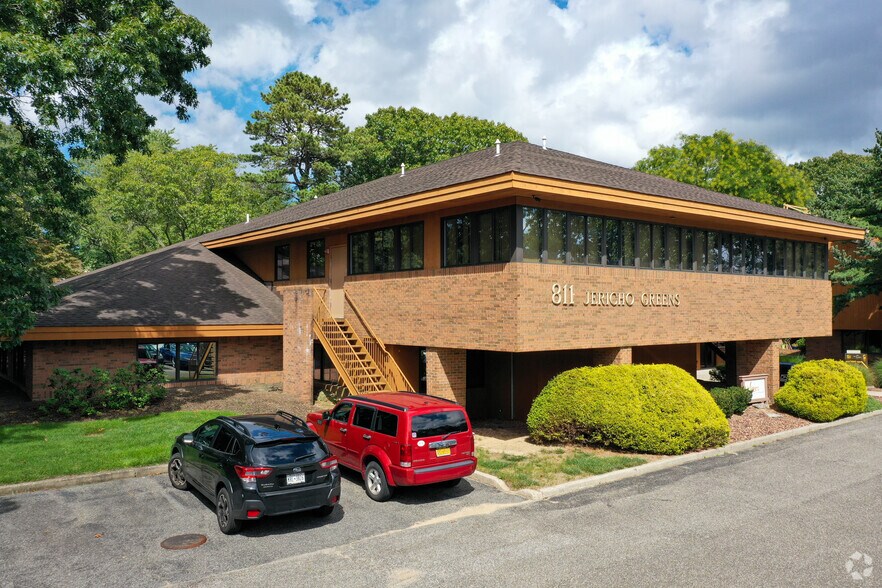 811 W Jericho Tpke, Smithtown, NY à louer - Photo du bâtiment - Image 2 de 5