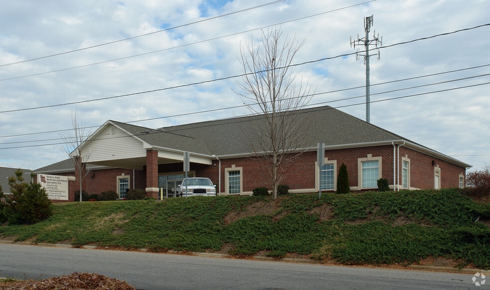 1344 N Center St, Hickory, NC for lease - Building Photo - Image 2 of 3