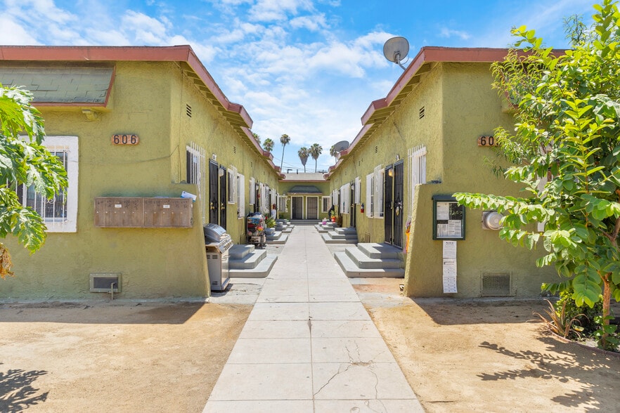 606 W 81st St, Los Angeles, CA for sale - Building Photo - Image 2 of 9