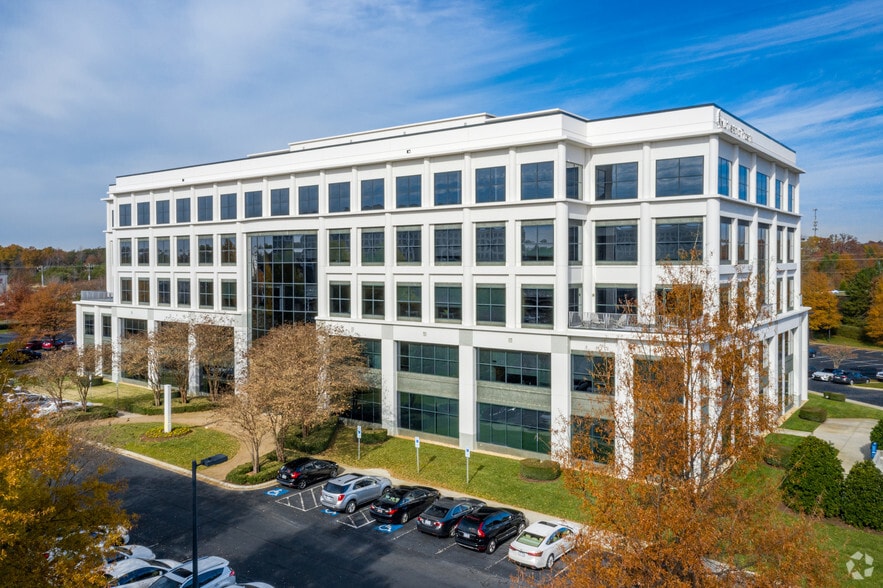 3800 Arco Corporate Dr, Charlotte, NC for lease - Building Photo - Image 2 of 20