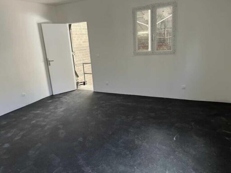 Office in Persan for lease - Building Photo - Image 3 of 5