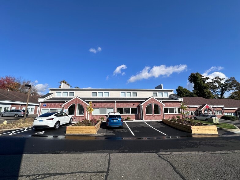 4 Oxford Rd, Milford, CT for lease - Building Photo - Image 2 of 9
