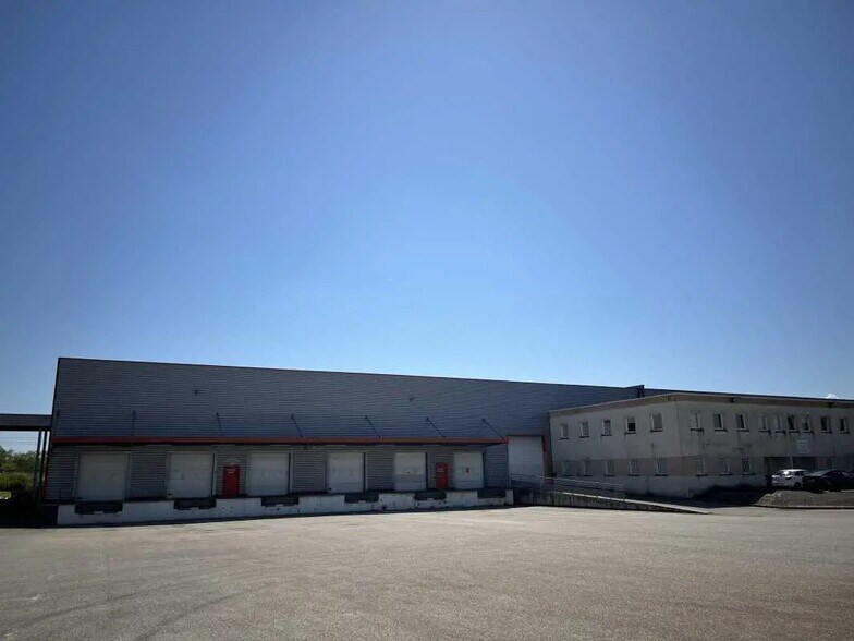 14 Avenue Maréchal Juin, Saint-Laurent-de-Mure à louer - Photo du bâtiment - Image 3 de 6