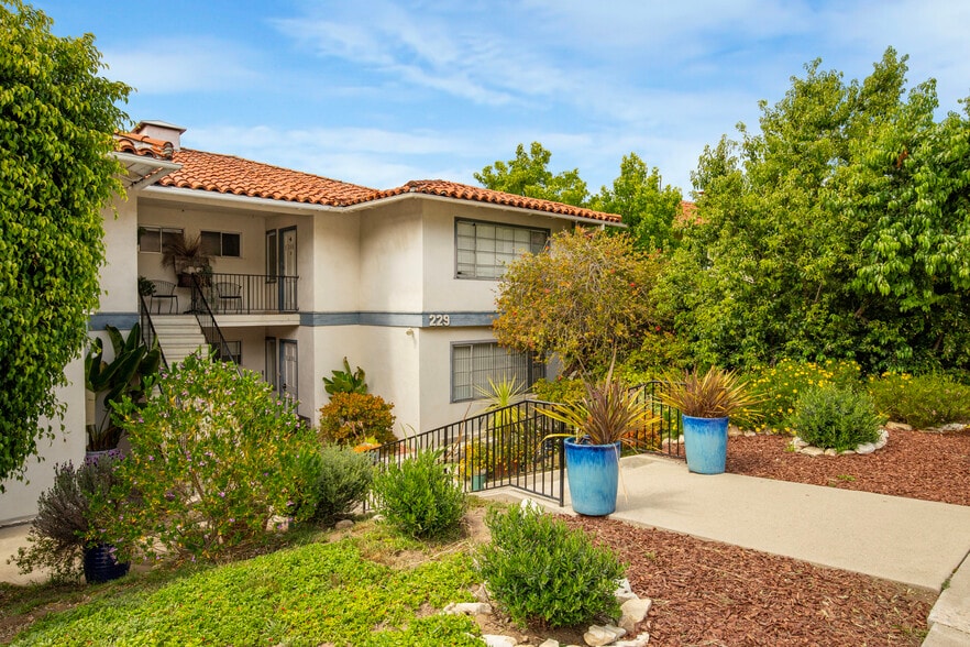229 Palos Verdes Dr W, Palos Verdes Estates, CA à vendre - Photo du bâtiment - Image 2 de 33