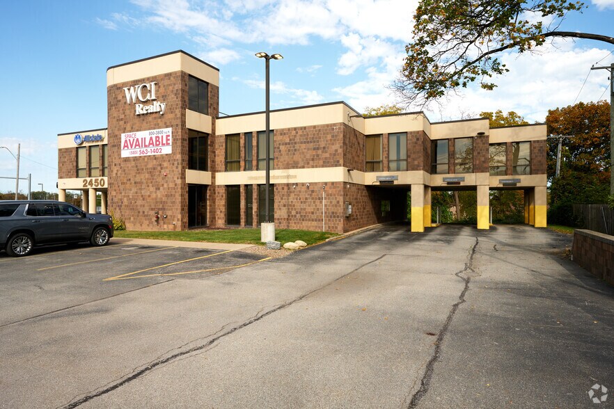 2450 Ridge Rd W, Rochester, NY à vendre - Photo du bâtiment - Image 2 de 43