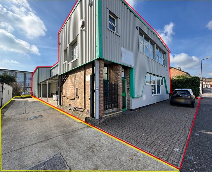 42 Queensway, Enfield à vendre - Photo du bâtiment - Image 2 de 15