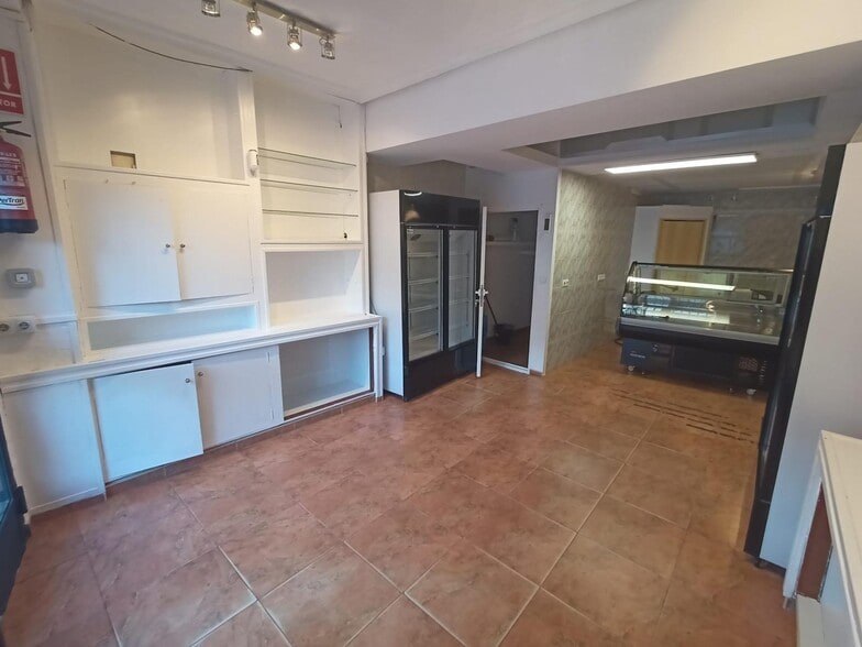 Retail in Cáceres for lease - Building Photo - Image 3 of 7