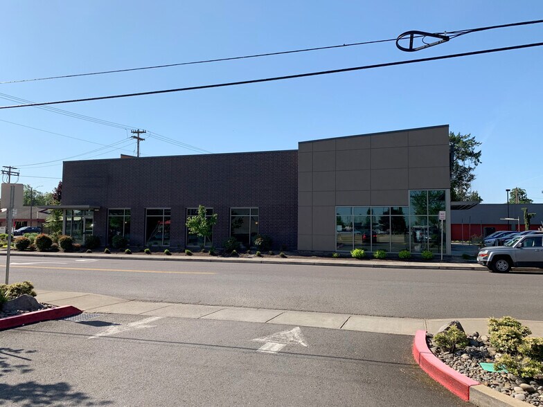 2825 Commercial St SE, Salem, OR à louer - Photo du bâtiment - Image 3 de 4