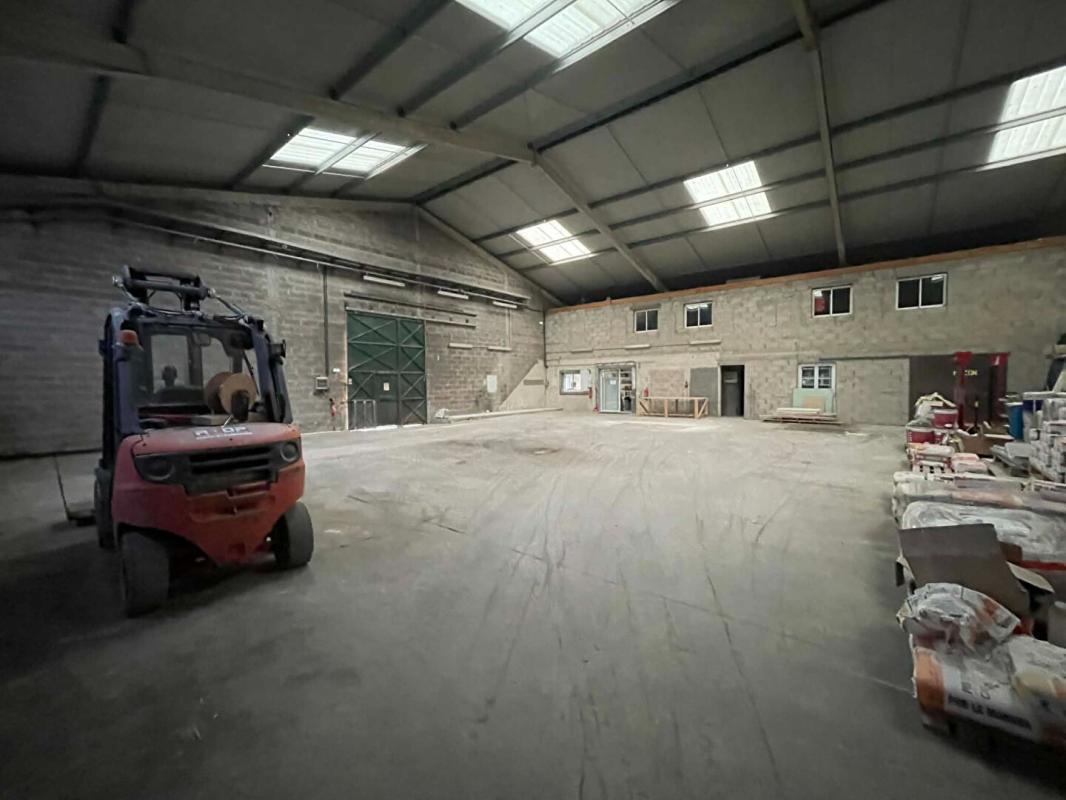 Industrial in Pontpoint for lease Building Photo- Image 1 of 9