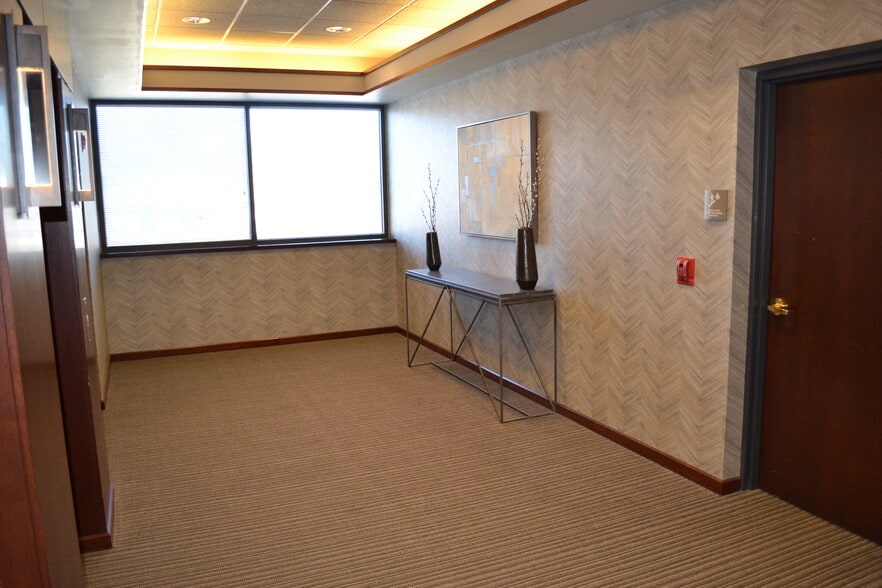 343 S Kirkwood Rd, Kirkwood, MO for lease - Interior Photo - Image 2 of 12