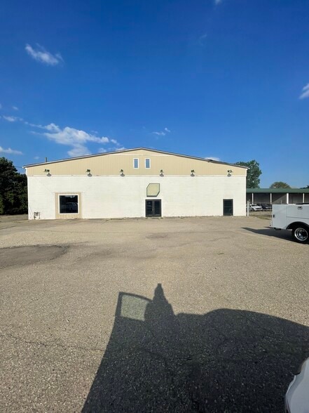639 S Mill St, Plymouth, MI à vendre - Photo du bâtiment - Image 2 de 3