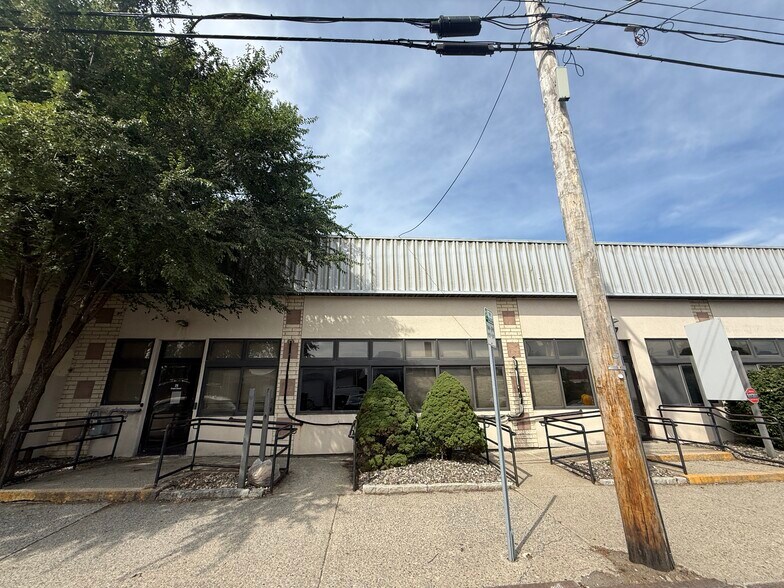 23 Grand St, Kingston, NY à vendre - Photo du bâtiment - Image 2 de 19