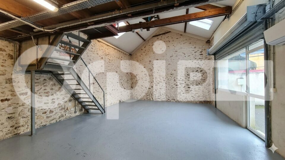 Flex in La Ville-du-Bois for lease - Interior Photo - Image 3 of 6
