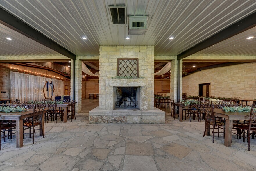 10919 Highway 36, Bellville, TX à vendre - Photo du bâtiment - Image 3 de 31