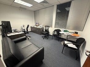 150 Woodbury Rd, Woodbury, NY à louer Photo intérieure- Image 2 de 4